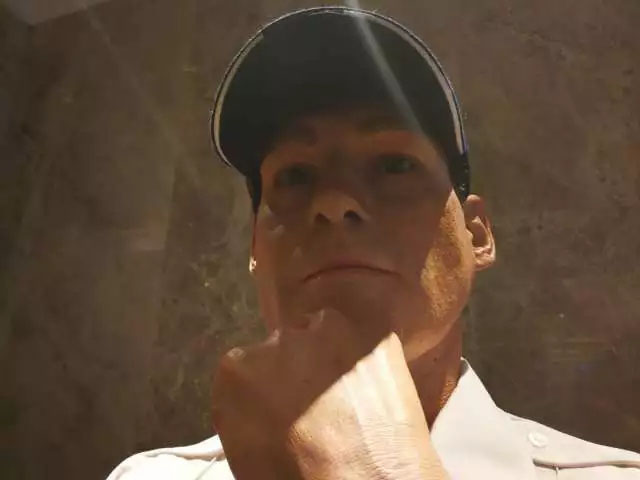 凌厲的眼神流轉，目光如炬，手掌的青筋清晰暴出，歲月的紋路無情橫亙——樹脂雕塑《站崗》