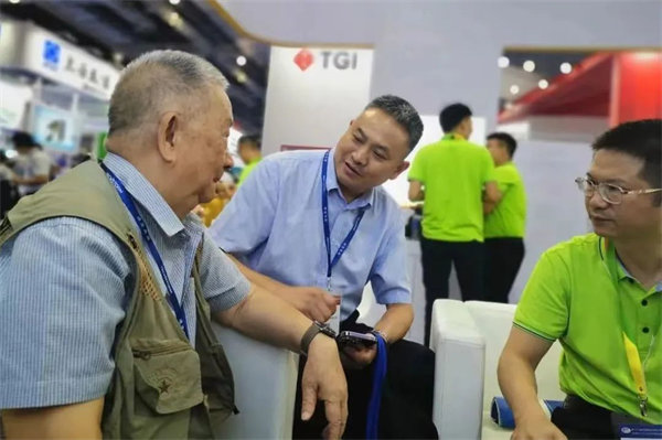中國(guó)復(fù)合材料工業(yè)協(xié)會(huì)特邀顧問(wèn)，中國(guó)SMC之父，黃家康到博皓展臺(tái)交流指導(dǎo)